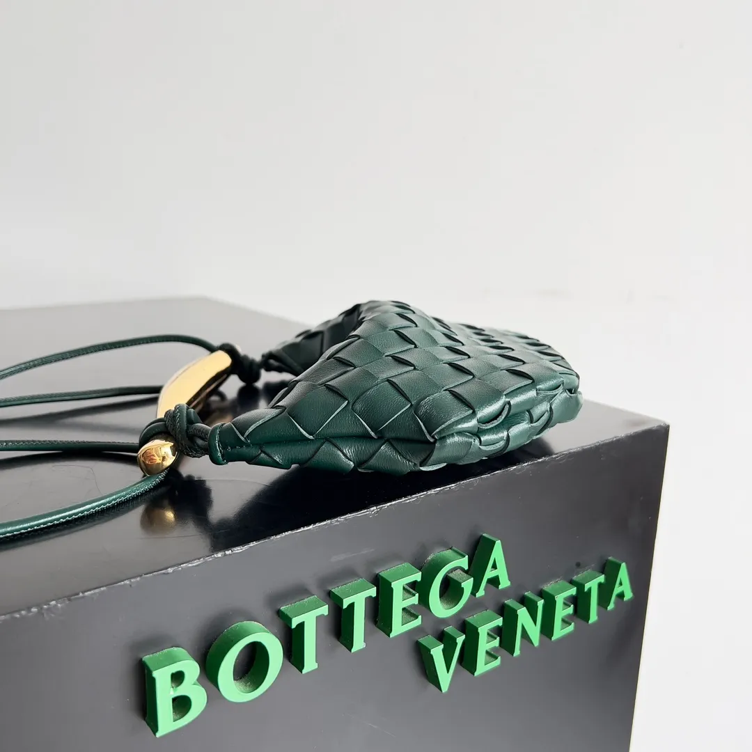 Batch of 1260 BV Mini Sardine is coming‼ ️Super high-end, stainless steel hardware + 24k real gold plating process, fish scales (concave and convex positions) are the finishing touch, the sardine bag that can be carried cross-body is completely beautiful to the heart. The metal element handle and the weaving are perfectly combined to completely integrate the artistic sense and elegance and fashion. It is really like a work of art🏺The large size is elegant, the small size is exquisite and cute, a must-have item for fashionistas, and the details are perfectly reproduced. Style number: 744267 Size 20*12*2.5